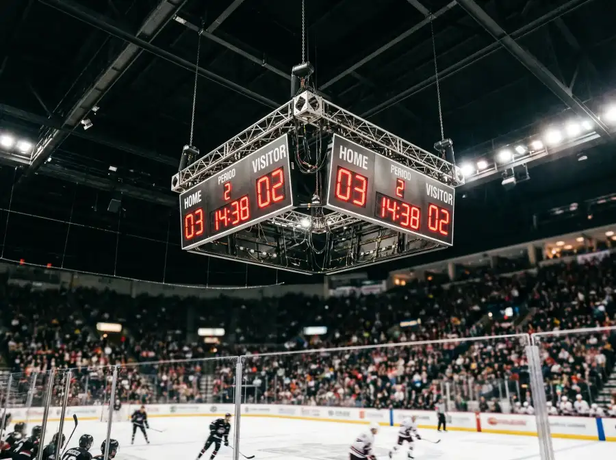 Marcador electrónico de un pabellón de hockey sobre hielo mostrando el tanteo del partido